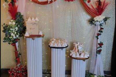 Miniature Silvie Wedding & Events #23 Figurines de mariés sur un gâteau décoré de fleurs bleues, d'une feuille argentée et d'un cœur en arrière-plan.