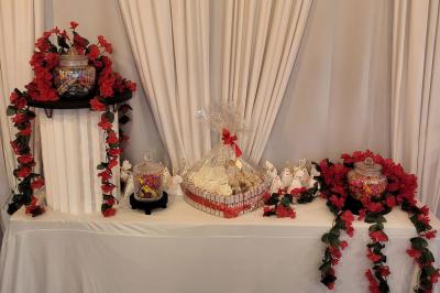 Miniature Silvie Wedding & Events #26 Figurines de mariés sur un gâteau décoré de fleurs bleues, d'une feuille argentée et d'un cœur en arrière-plan.