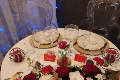 Miniature Silvie Wedding & Events #28 Figurines de mariés sur un gâteau décoré de fleurs bleues, d'une feuille argentée et d'un cœur en arrière-plan.