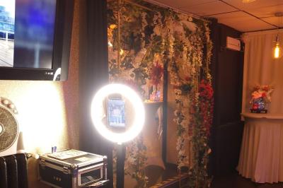 Miniature Silvie Wedding & Events #30 Figurines de mariés sur un gâteau décoré de fleurs bleues, d'une feuille argentée et d'un cœur en arrière-plan.