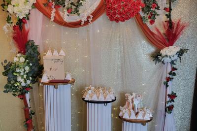 Miniature Silvie Wedding & Events #31 Figurines de mariés sur un gâteau décoré de fleurs bleues, d'une feuille argentée et d'un cœur en arrière-plan.