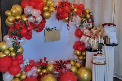 Miniature Silvie Wedding & Events #34 Figurines de mariés sur un gâteau décoré de fleurs bleues, d'une feuille argentée et d'un cœur en arrière-plan.