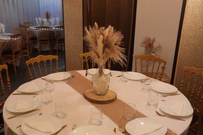 Miniature Silvie Wedding & Events #35 Figurines de mariés sur un gâteau décoré de fleurs bleues, d'une feuille argentée et d'un cœur en arrière-plan.