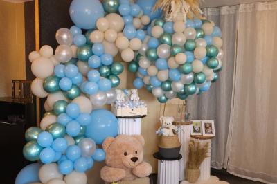 Miniature Silvie Wedding & Events #9 Figurines de mariés sur un gâteau décoré de fleurs bleues, d'une feuille argentée et d'un cœur en arrière-plan.