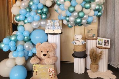 Miniature Silvie Wedding & Events #8 Figurines de mariés sur un gâteau décoré de fleurs bleues, d'une feuille argentée et d'un cœur en arrière-plan.