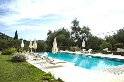 Salle de bain moderne avec lavabo, miroir éclairé, meuble de rangement et douche à paroi vitrée.