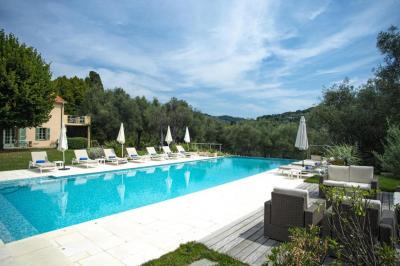 Salle de bain moderne avec lavabo, miroir éclairé, meuble de rangement et douche à paroi vitrée.