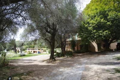 Salle de bain moderne avec lavabo, miroir éclairé, meuble de rangement et douche à paroi vitrée.