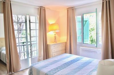 Salle de bain moderne avec lavabo, miroir éclairé, meuble de rangement et douche à paroi vitrée.