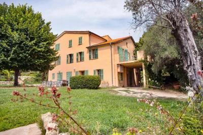 Salle de bain moderne avec lavabo, miroir éclairé, meuble de rangement et douche à paroi vitrée.