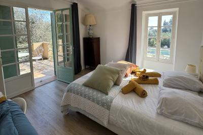 Salle de bain moderne avec lavabo, miroir éclairé, meuble de rangement et douche à paroi vitrée.