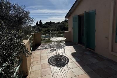 Salle de bain moderne avec lavabo, miroir éclairé, meuble de rangement et douche à paroi vitrée.