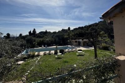 Salle de bain moderne avec lavabo, miroir éclairé, meuble de rangement et douche à paroi vitrée.