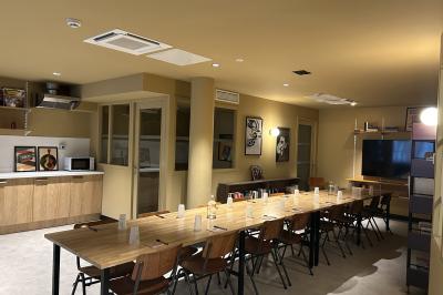 Miniature Location salle Lille (Nord) - Jost #5 Lits superposés en bois avec rideaux jaunes dans une chambre lumineuse, échelle et fenêtres sur le côté.