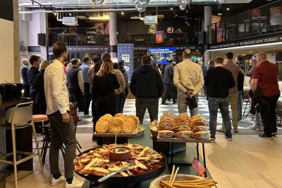Miniature Location salle Lille (Nord) - Jost #6 Lits superposés en bois avec rideaux jaunes dans une chambre lumineuse, échelle et fenêtres sur le côté.