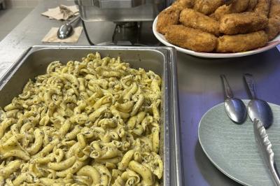 Miniature Location salle Lille (Nord) - Jost #11 Lits superposés en bois avec rideaux jaunes dans une chambre lumineuse, échelle et fenêtres sur le côté.