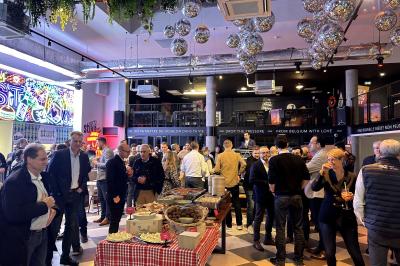 Miniature Location salle Lille (Nord) - Jost #2 Lits superposés en bois avec rideaux jaunes dans une chambre lumineuse, échelle et fenêtres sur le côté.