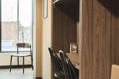 Miniature Location salle Lille (Nord) - Jost #36 Lits superposés en bois avec rideaux jaunes dans une chambre lumineuse, échelle et fenêtres sur le côté.