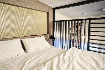 Miniature Location salle Lille (Nord) - Jost #27 Lits superposés en bois avec rideaux jaunes dans une chambre lumineuse, échelle et fenêtres sur le côté.