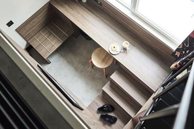 Miniature Location salle Lille (Nord) - Jost #22 Lits superposés en bois avec rideaux jaunes dans une chambre lumineuse, échelle et fenêtres sur le côté.