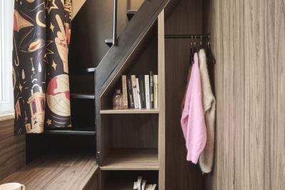 Miniature Location salle Lille (Nord) - Jost #29 Lits superposés en bois avec rideaux jaunes dans une chambre lumineuse, échelle et fenêtres sur le côté.