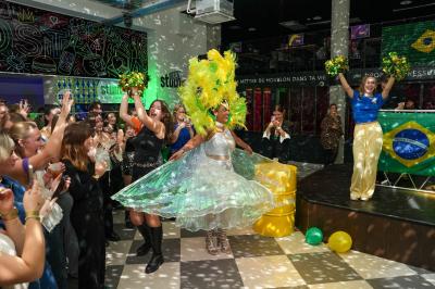 Miniature Location salle Lille (Nord) - Jost #24 Lits superposés en bois avec rideaux jaunes dans une chambre lumineuse, échelle et fenêtres sur le côté.