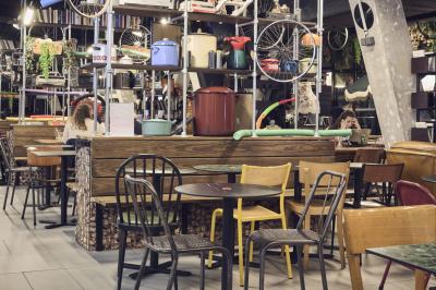 Miniature Location salle Lille (Nord) - Jost #14 Lits superposés en bois avec rideaux jaunes dans une chambre lumineuse, échelle et fenêtres sur le côté.