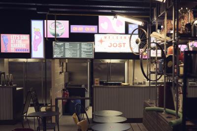 Miniature Location salle Lille (Nord) - Jost #17 Lits superposés en bois avec rideaux jaunes dans une chambre lumineuse, échelle et fenêtres sur le côté.