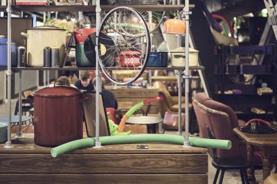 Miniature Location salle Lille (Nord) - Jost #15 Lits superposés en bois avec rideaux jaunes dans une chambre lumineuse, échelle et fenêtres sur le côté.