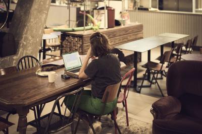 Miniature Location salle Lille (Nord) - Jost #31 Lits superposés en bois avec rideaux jaunes dans une chambre lumineuse, échelle et fenêtres sur le côté.
