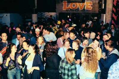 Miniature Location salle Lille (Nord) - Jost #12 Lits superposés en bois avec rideaux jaunes dans une chambre lumineuse, échelle et fenêtres sur le côté.