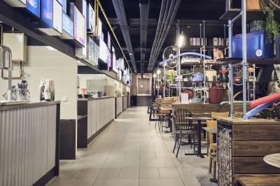 Miniature Location salle Lille (Nord) - Jost #21 Lits superposés en bois avec rideaux jaunes dans une chambre lumineuse, échelle et fenêtres sur le côté.