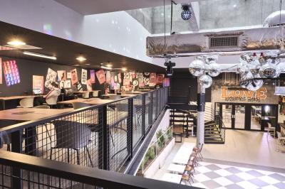 Miniature Location salle Lille (Nord) - Jost #37 Lits superposés en bois avec rideaux jaunes dans une chambre lumineuse, échelle et fenêtres sur le côté.