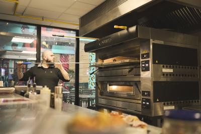 Miniature Location salle Lille (Nord) - Jost #30 Lits superposés en bois avec rideaux jaunes dans une chambre lumineuse, échelle et fenêtres sur le côté.