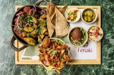 Miniature Location salle Lille (Nord) - Jost #10 Lits superposés en bois avec rideaux jaunes dans une chambre lumineuse, échelle et fenêtres sur le côté.