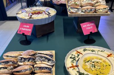 Miniature Location salle Lille (Nord) - Jost #18 Lits superposés en bois avec rideaux jaunes dans une chambre lumineuse, échelle et fenêtres sur le côté.