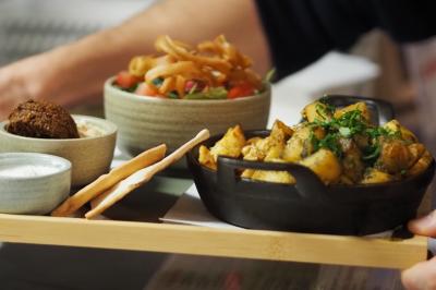 Miniature Location salle Lille (Nord) - Jost #20 Lits superposés en bois avec rideaux jaunes dans une chambre lumineuse, échelle et fenêtres sur le côté.