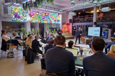 Miniature Location salle Lille (Nord) - Jost #4 Lits superposés en bois avec rideaux jaunes dans une chambre lumineuse, échelle et fenêtres sur le côté.