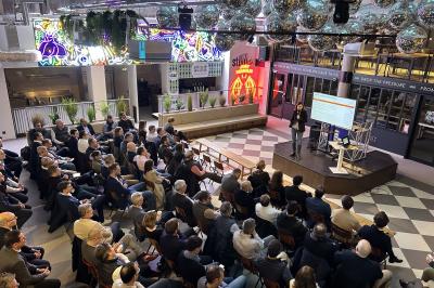 Miniature Location salle Lille (Nord) - Jost #3 Lits superposés en bois avec rideaux jaunes dans une chambre lumineuse, échelle et fenêtres sur le côté.