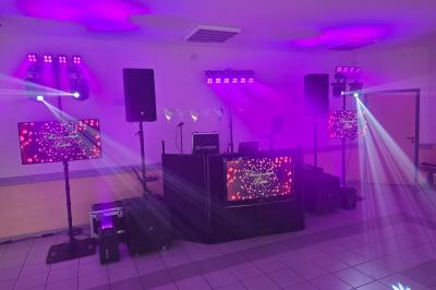 Miniature DJ La Chapelle-Lasson (Marne) - DJ Asanime #4 Salle de réception décorée pour un événement, avec tables rondes dressées, nappes blanches et éléments végétaux.