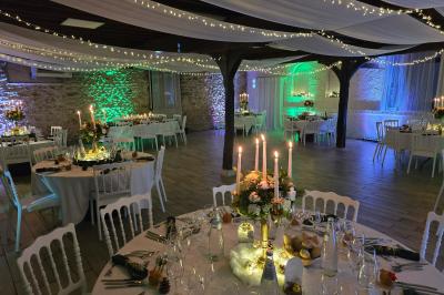 Miniature DJ La Chapelle-Lasson (Marne) - DJ Asanime #6 Salle de réception décorée pour un événement, avec tables rondes dressées, nappes blanches et éléments végétaux.