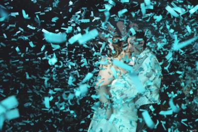 Miniature DJ La Chapelle-Lasson (Marne) - DJ Asanime #8 Salle de réception décorée pour un événement, avec tables rondes dressées, nappes blanches et éléments végétaux.