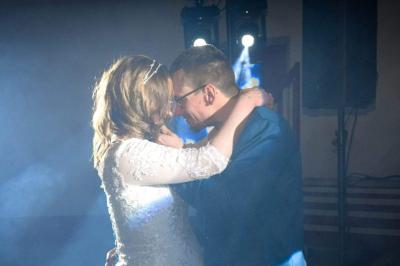 Miniature DJ La Chapelle-Lasson (Marne) - DJ Asanime #9 Salle de réception décorée pour un événement, avec tables rondes dressées, nappes blanches et éléments végétaux.