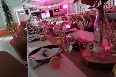 Miniature DJ La Chapelle-Lasson (Marne) - DJ Asanime #11 Salle de réception décorée pour un événement, avec tables rondes dressées, nappes blanches et éléments végétaux.