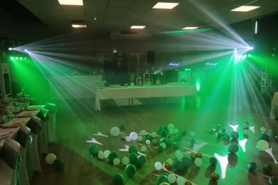 Miniature DJ La Chapelle-Lasson (Marne) - DJ Asanime #12 Salle de réception décorée pour un événement, avec tables rondes dressées, nappes blanches et éléments végétaux.