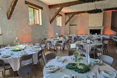 Miniature DJ La Chapelle-Lasson (Marne) - DJ Asanime #13 Salle de réception décorée pour un événement, avec tables rondes dressées, nappes blanches et éléments végétaux.