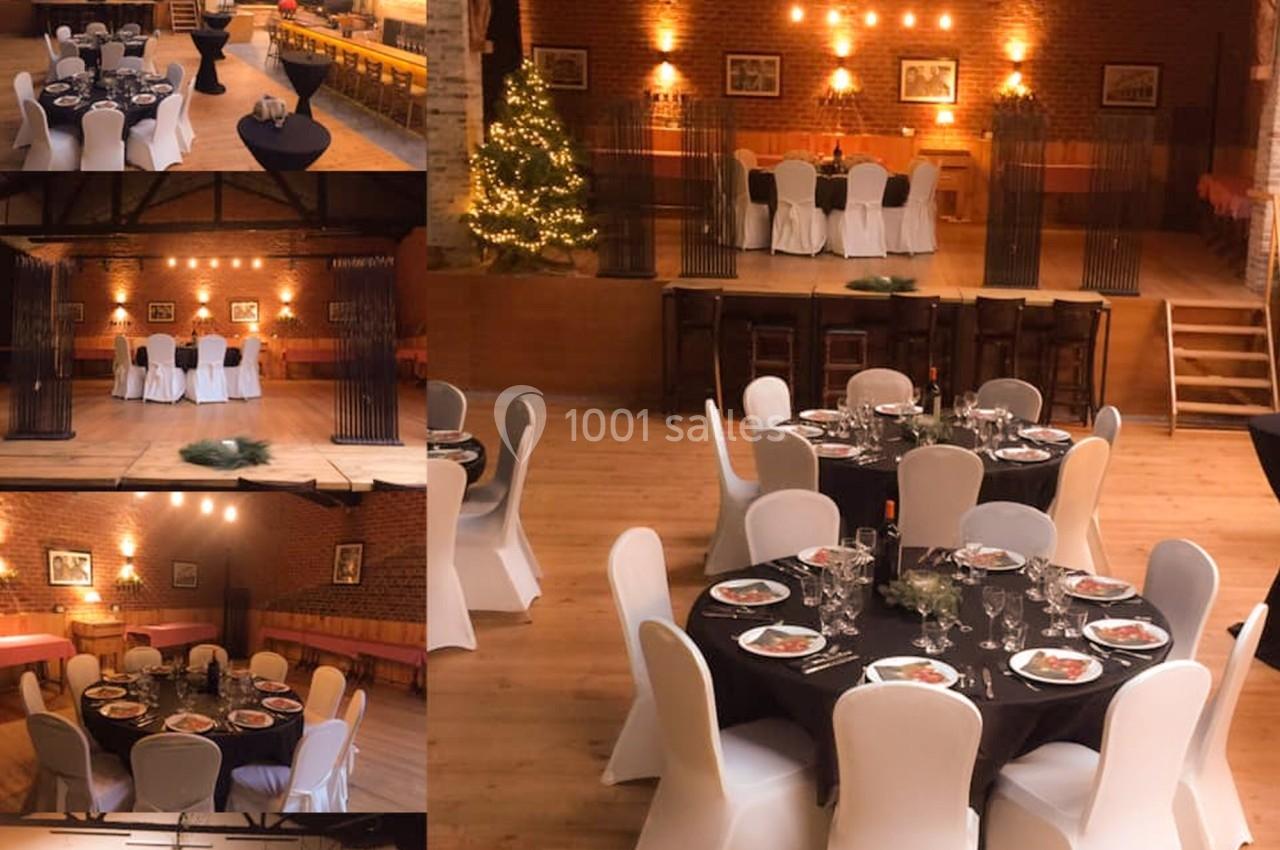 Salle de réception décorée avec des tables rondes dressées, nappes noires, chaises blanches et éclairage chaleureux.