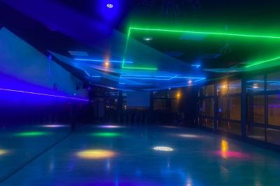 Miniature Location salle Thiais (Val-de-Marne) - Factory Club #6 Salle vide avec un sol en parquet sombre, éclairée par la lumière naturelle entrant par de grandes fenêtres.