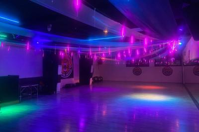 Miniature Location salle Thiais (Val-de-Marne) - Factory Club #3 Salle vide avec un sol en parquet sombre, éclairée par la lumière naturelle entrant par de grandes fenêtres.