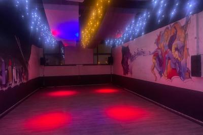 Miniature Location salle Thiais (Val-de-Marne) - Factory Club #5 Salle vide avec un sol en parquet sombre, éclairée par la lumière naturelle entrant par de grandes fenêtres.